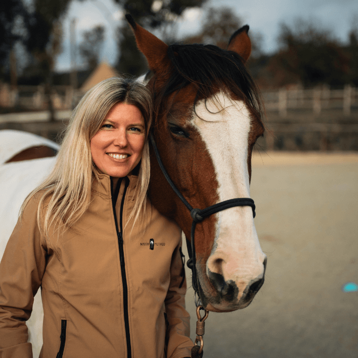 nő lóval közös portrén