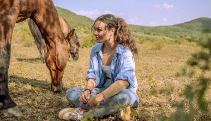 foglalkozasok6 woman sitting next to horse