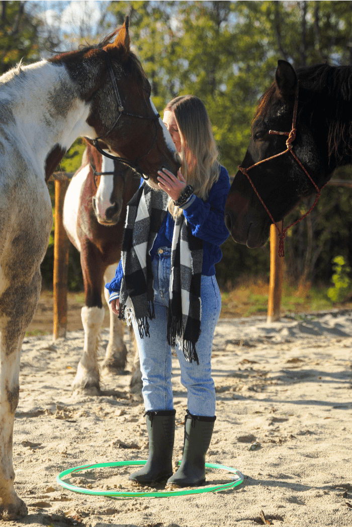 nő lovakkal a szabadban